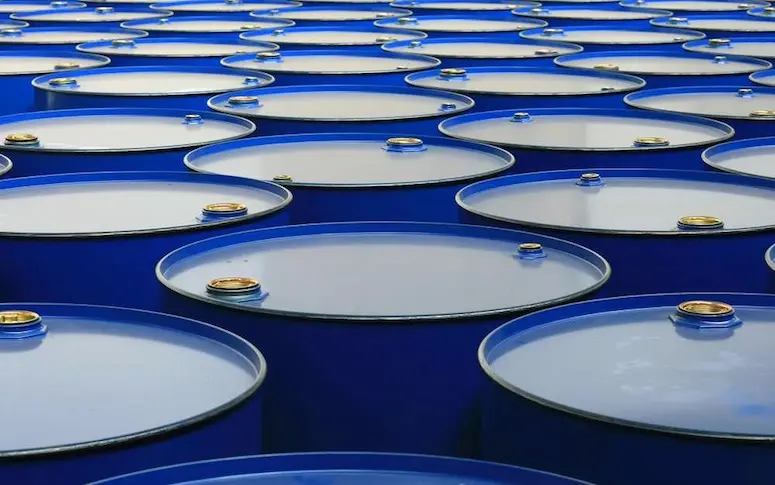 Le prix du baril de pétrole passe au-dessous de celui d’un baril vide