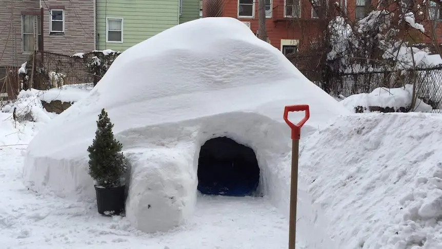 Snowzilla : il construit un igloo à Brooklyn, le met en location sur Airbnb