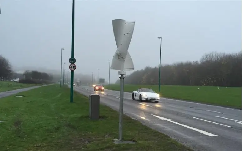 Cette éolienne capte le vent créé par les voitures sur l’autoroute