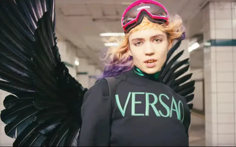 Vidéo : Grimes assure en cyber goth dans le clip déjanté de “Kill V. Main”
