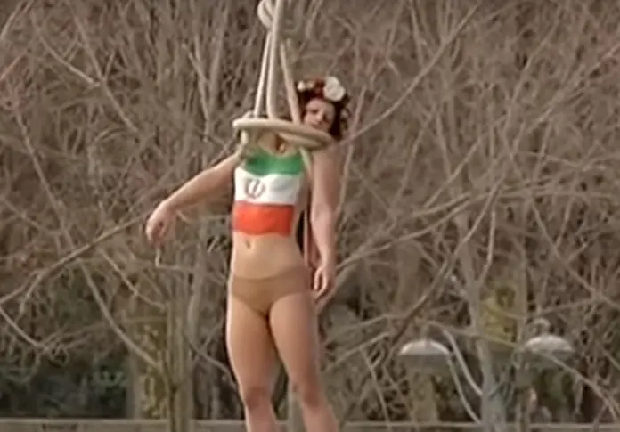 Vidéo : contre la venue du président iranien, une Femen simule une pendaison