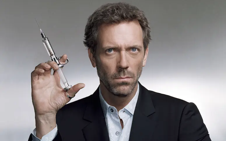 Hugh Laurie renfile la blouse blanche, 4 ans après Dr House