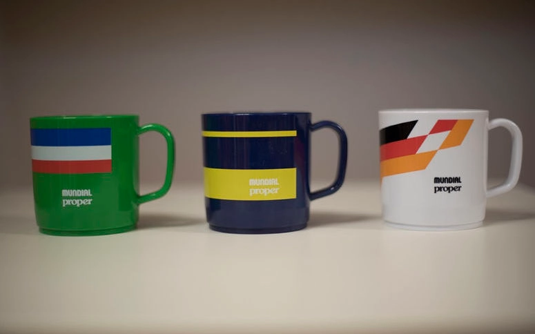 Proper Magazine et Mundial Magazine sortent deux séries de mugs que tout le monde s’arrache