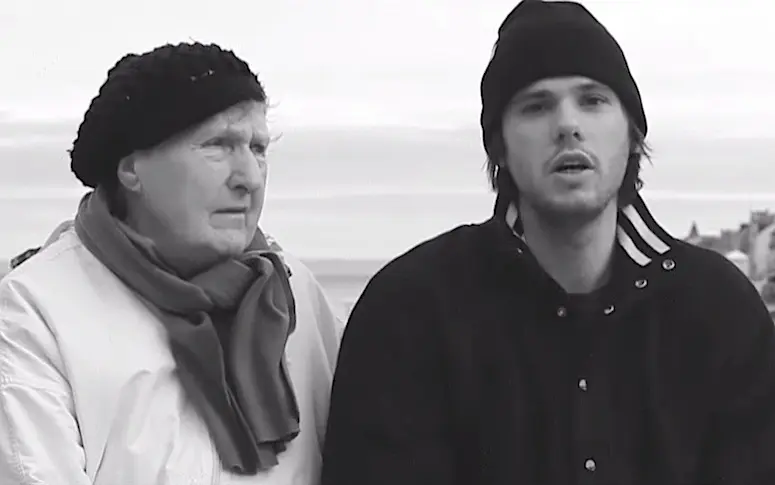 Orelsan feat. sa grand-mère dans le clip touchant de “J’essaye, j’essaye”