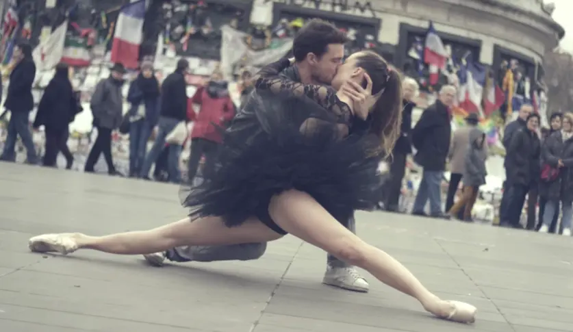 Paris is kissing, un vibrant hommage à la capitale plein d’amour et de danse