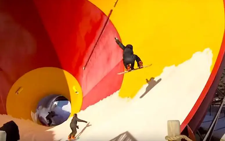Des snowboarders s’éclatent dans un parc d’attraction abandonné
