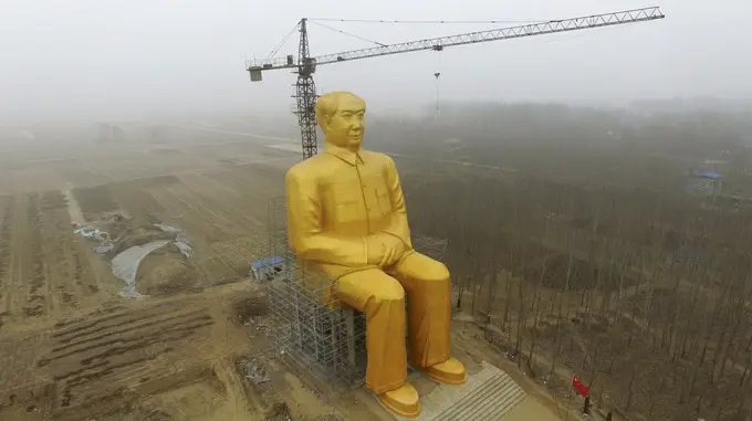 Une statue géante de Mao Zedong érigée dans une contrée pauvre de la Chine
