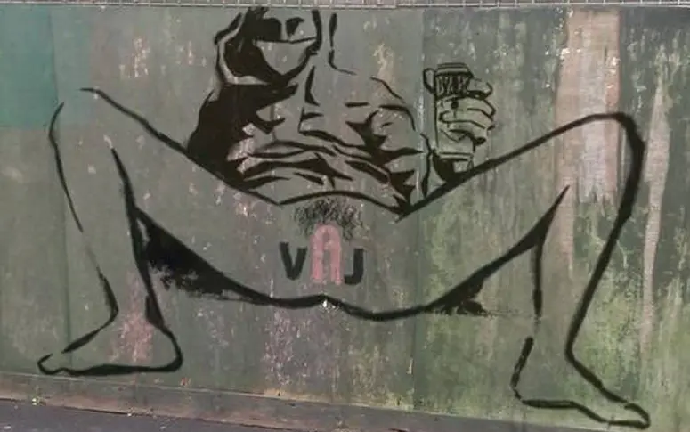 En Angleterre, une artiste féministe peint un vagin sur une statue de la reine Victoria