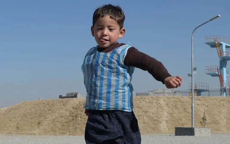 Le jeune fan afghan de Messi devenu célèbre en 2016 est aujourd’hui traqué par les talibans
