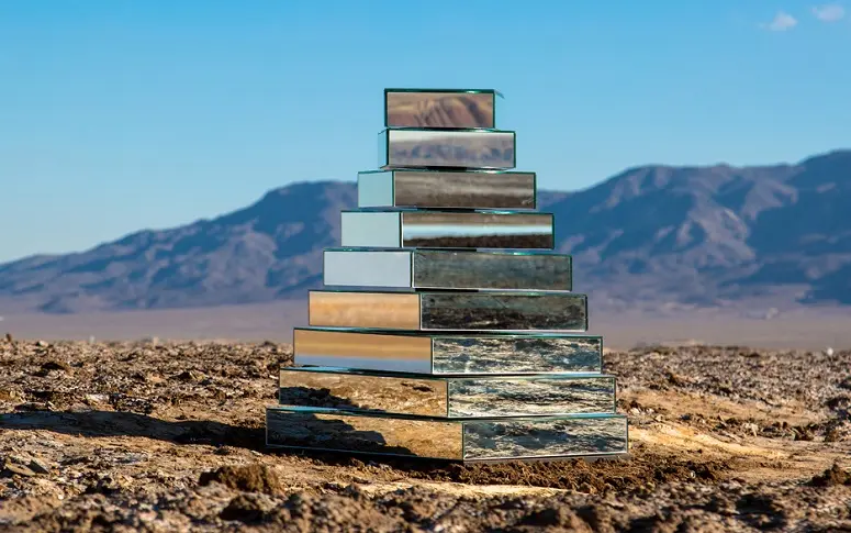 En images : une tour de Babel moderne dans le désert iranien
