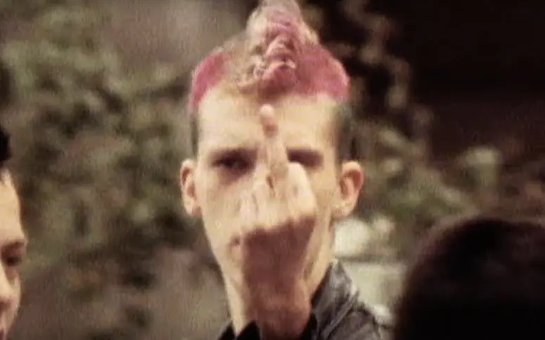 Vidéo : New Order rend hommage au Berlin des années 1980 dans le clip de “Singularity”