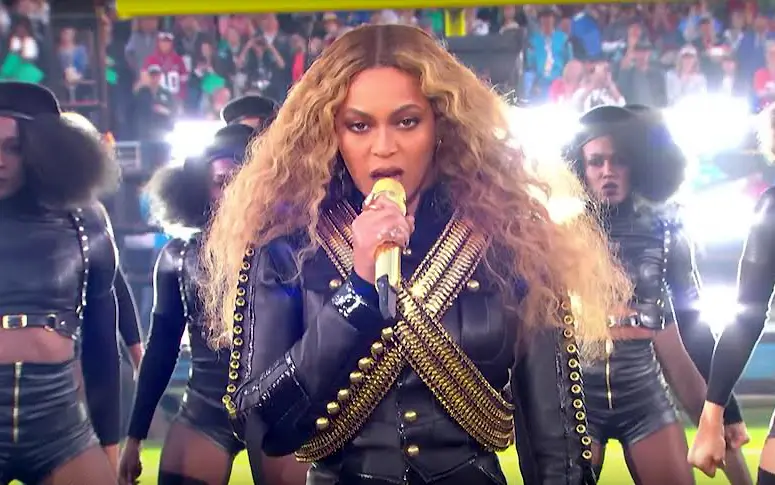 Pourquoi la performance de Beyoncé au Super Bowl est doublement historique