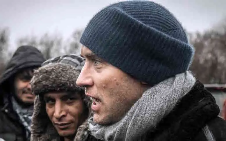 Vidéo : Jude Law en visite à Calais pour soutenir les enfants de la “Jungle”