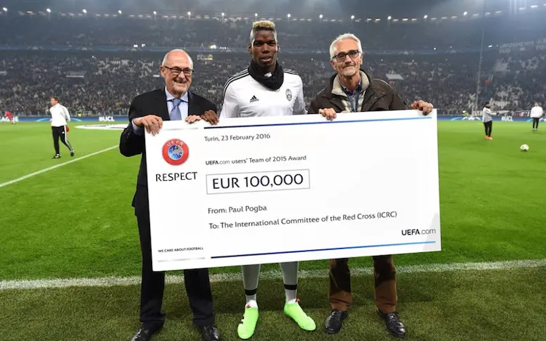 Pogba a remis un chèque de 100.000€ à la Croix-Rouge avant le match face au Bayern