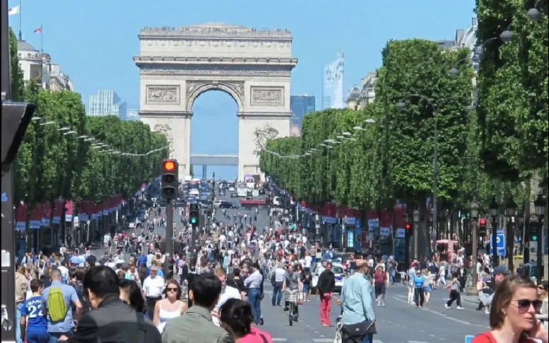 Les Champs-Élysées bientôt réservés aux piétons un dimanche par mois