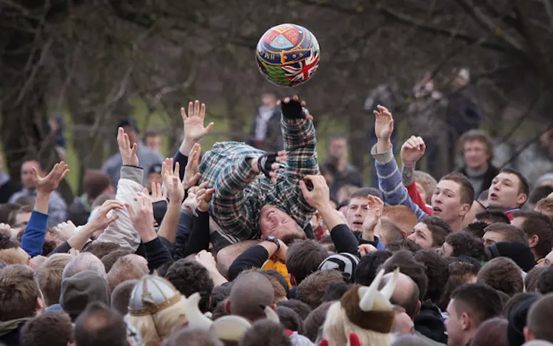 Découvrez le “Royal Shrovetide Football”, la tradition la plus folle d’Angleterre