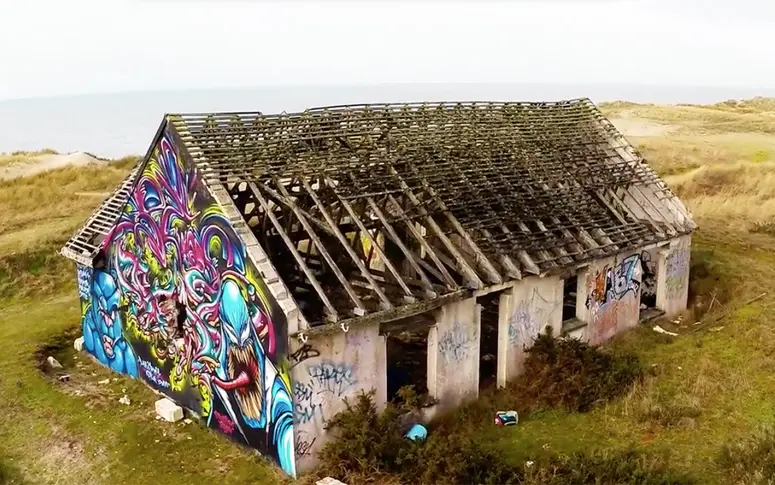 Vidéo : en Normandie, des graffeurs customisent un village fantôme