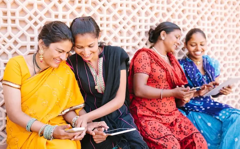 En Inde, un village interdit l’utilisation de portables aux femmes célibataires