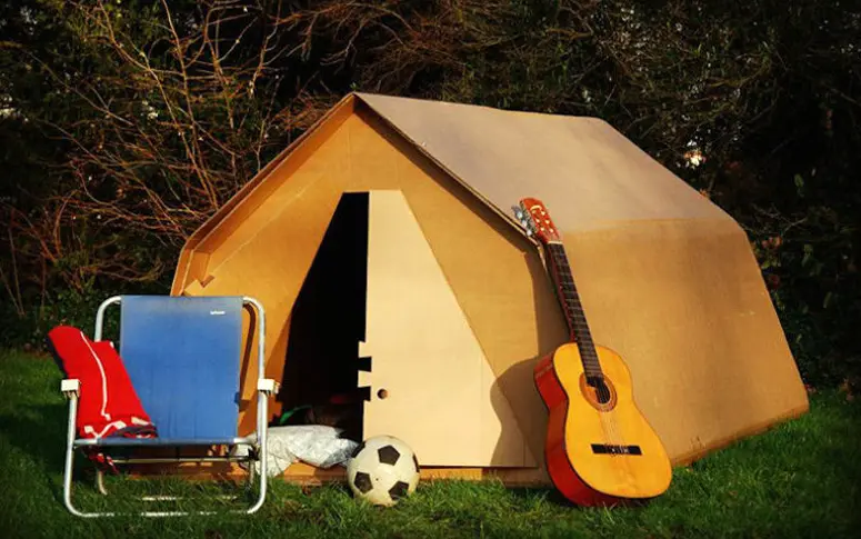 Ces tentes en carton recyclables waterproof sont parfaites pour les festivals