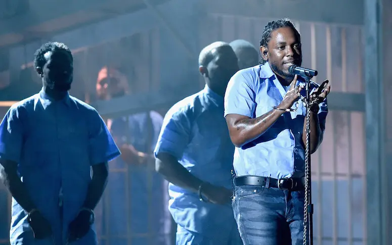 Vidéo : Kendrick Lamar, King des Grammys avec une performance phénoménale