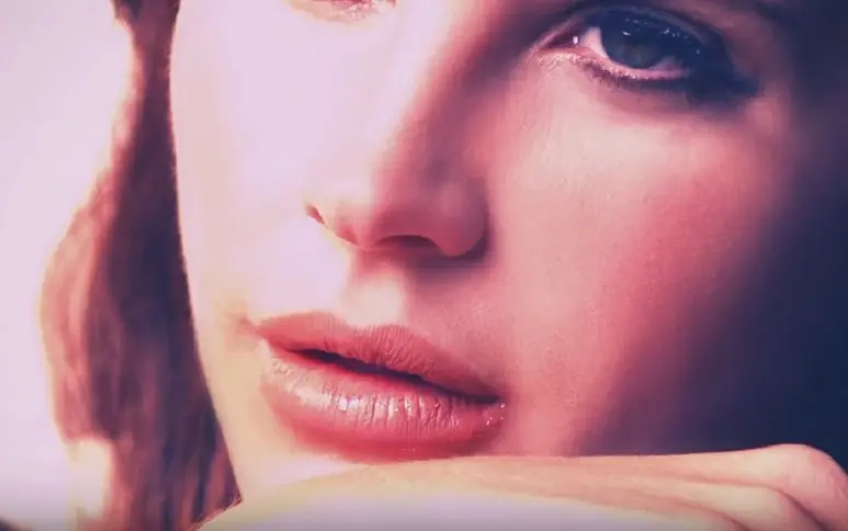 Lana Del Rey sort un clip halluciné pour “Freak”
