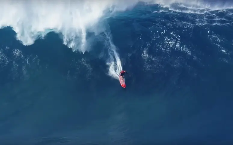 Vidéo : le surfeur Mark Healey dompte une vague monstre de près de 20 mètres