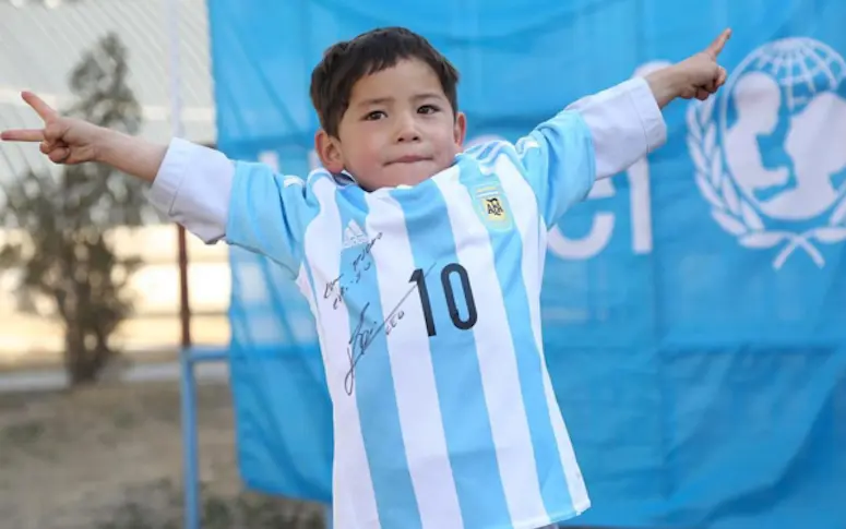 Le jeune afghan fan de Messi a enfin reçu un maillot dédicacé de l’Argentin