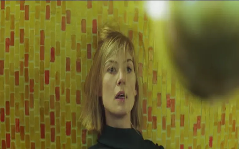 Vidéo : Rosamund Pike à la merci d’un robot dans le clip de Massive Attack et Young Fathers