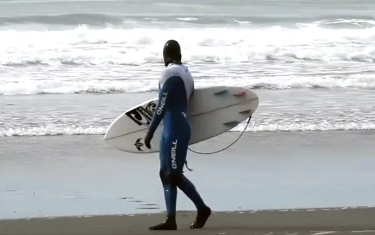 Vidéo : de l’Alaska à la Namibie, les trips d’un surfeur autour du monde