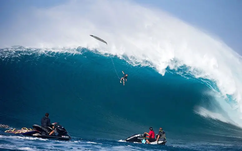 Tombé d’une vague de 12 mètres, ce surfeur a encore plus confiance en lui