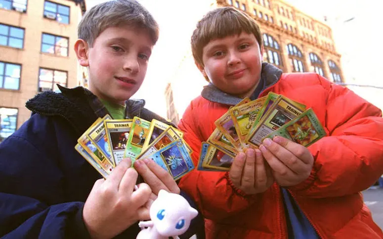 Sans argent, ces deux enfants ont créé des cartes artisanales à échanger géniales