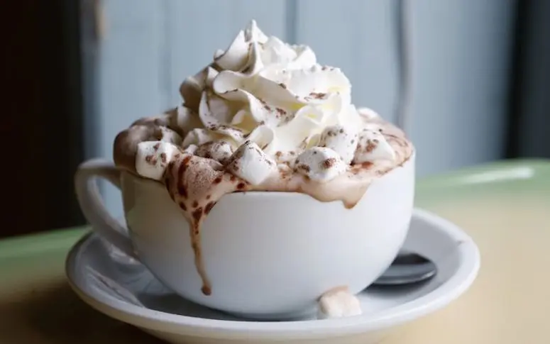 Fêtez le printemps avec une fleur en marshmallow qui éclot dans votre chocolat chaud