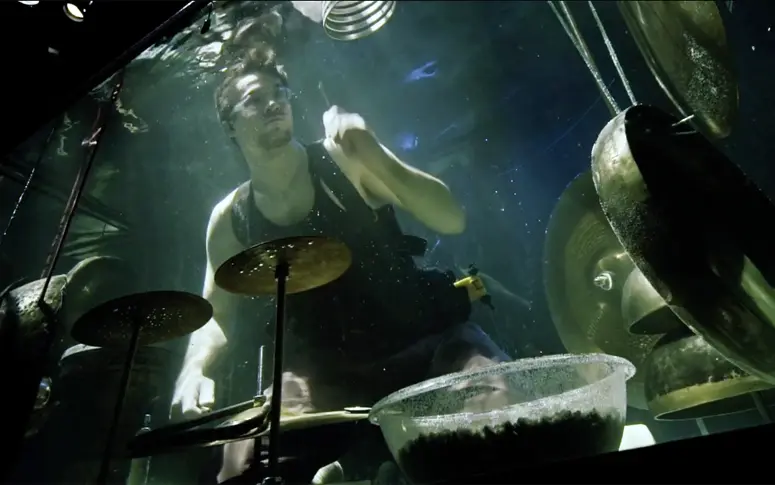 Vidéo : l’étrange concert aquatique d’AquaSonic en immersion dans des aquariums géants