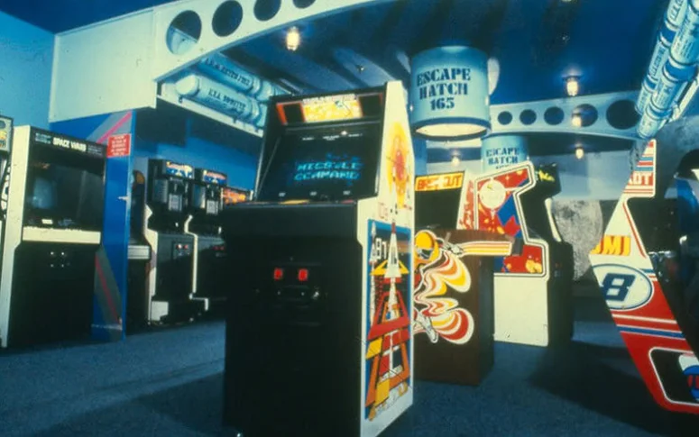 En images : retour dans les salles d’arcade rétrofuturistes des années 1980