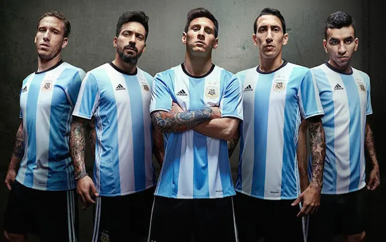 Lionel Messi dévoile le nouveau maillot de l’Argentine pour la Copa America