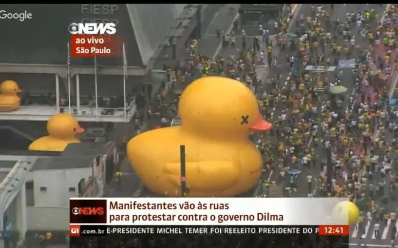 Au Brésil, un canard géant symbolise la colère des patrons
