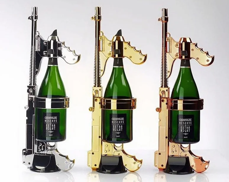 Le fusil à champagne, l’accessoire futile qui manquait aux riches