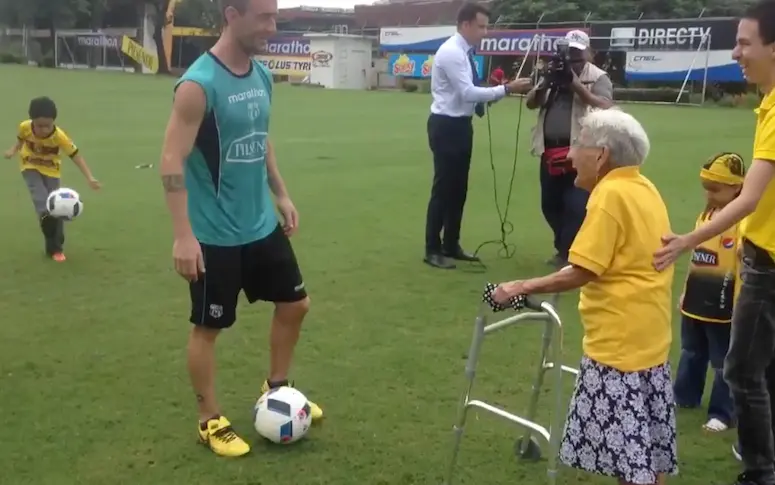 À 102 ans, elle rencontre enfin les joueurs de son club de coeur