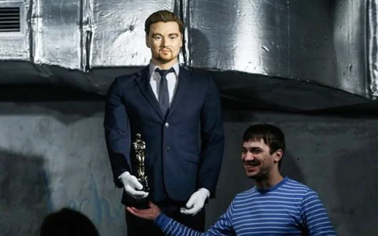 Vladimir Poutine a commandé une statue de Leonardo DiCaprio et elle est… complètement ratée