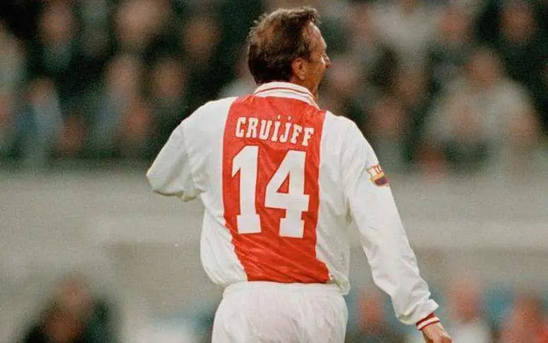 Un match hollandais arrêté à la 14ème minute en hommage à Cruyff