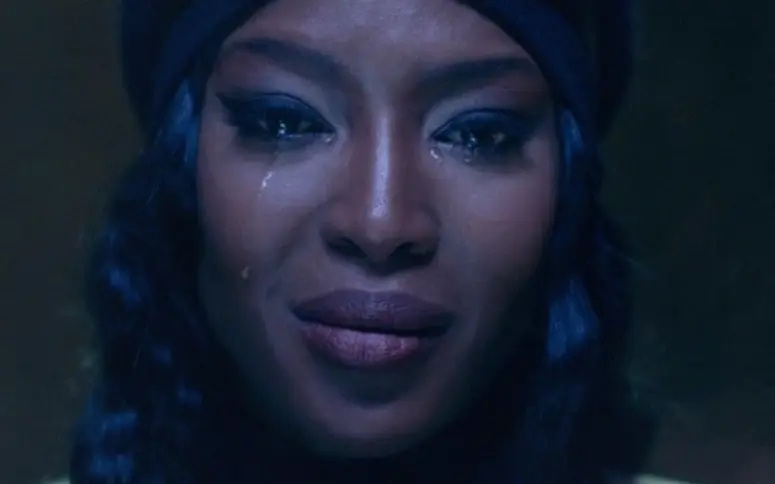 Naomi Campbell verse des larmes pour les Afghans dans le nouveau clip d’Anohni