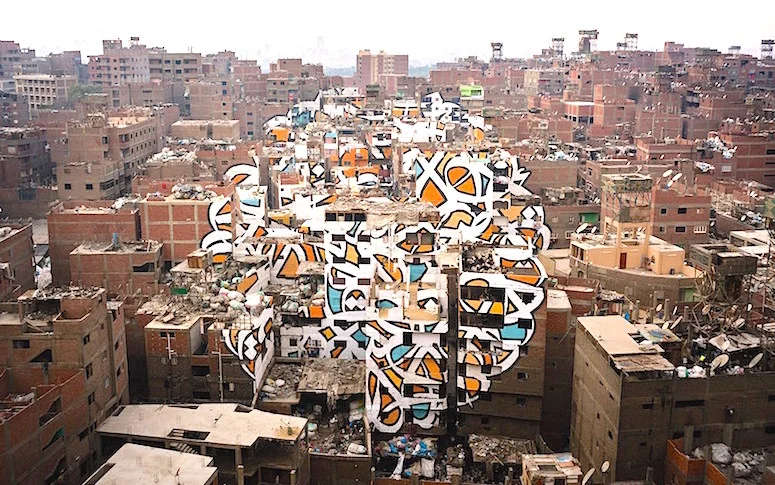 Le calligrapheur eL Seed redonne des couleurs au “quartier des déchets” du Caire
