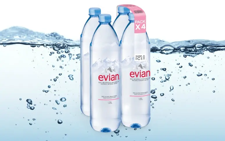 Evian fait un pas en avant vers la suppression des emballages plastiques
