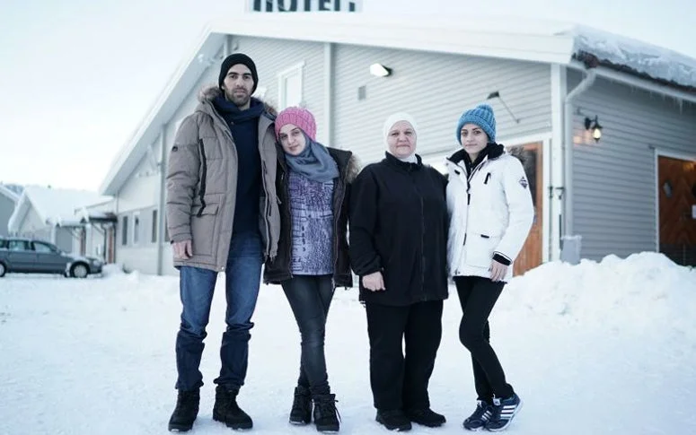 En images : malgré l’hiver glacial, des réfugiés syriens retrouvent un peu de chaleur en Arctique