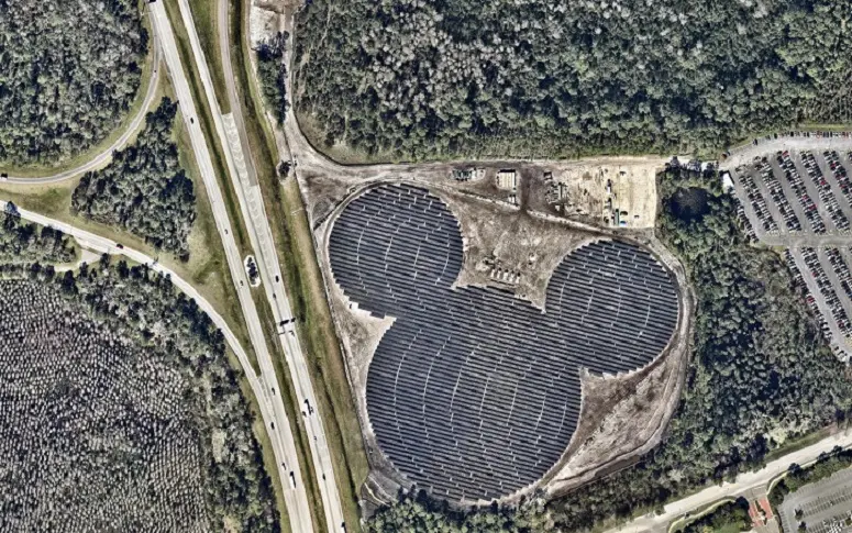 Vue du ciel, la ferme solaire de Disney dévoile… sa tête de Mickey