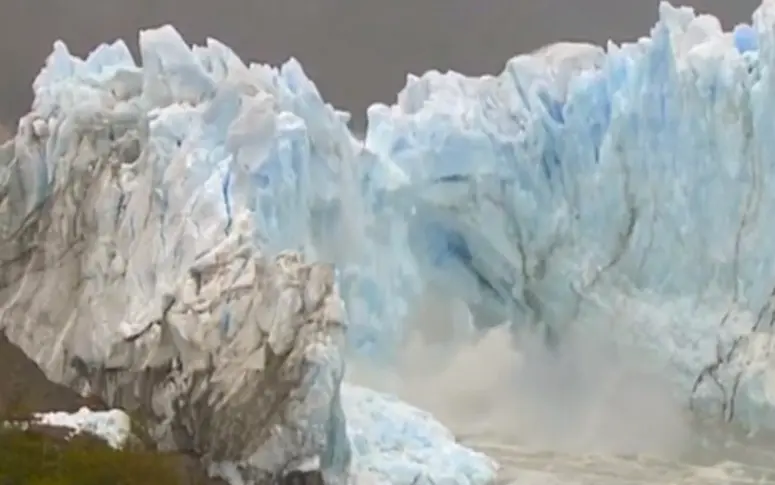Vidéo : quand un glacier haut de 50 mètres s’écroule avec fracas en Argentine