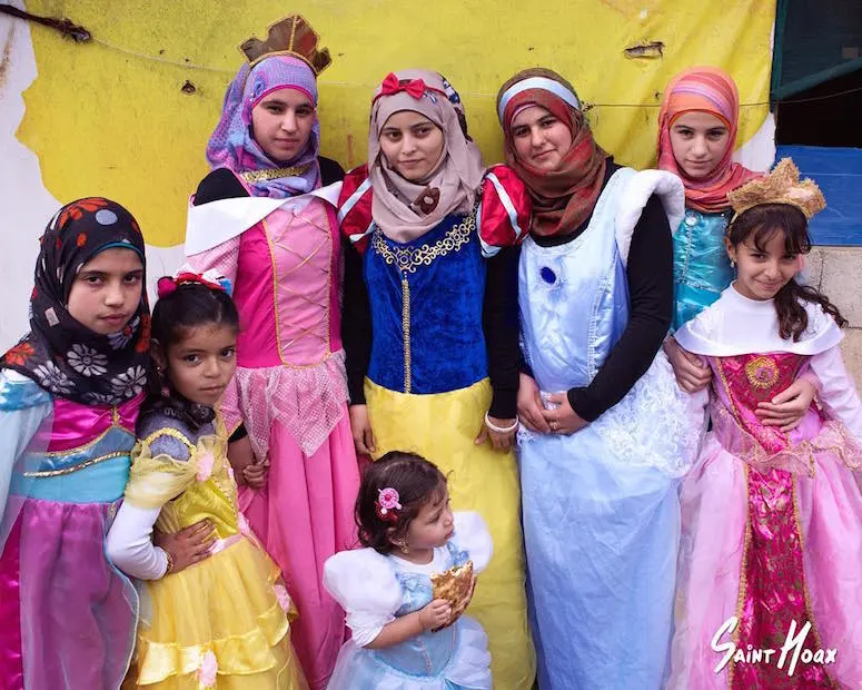 Grâce à cet artiste, de petites réfugiées syriennes jouent aux princesse Disney