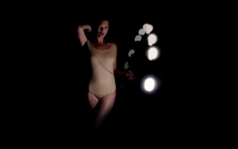 Vidéo : Kate Moss danse entre ombre et lumière pour Massive Attack