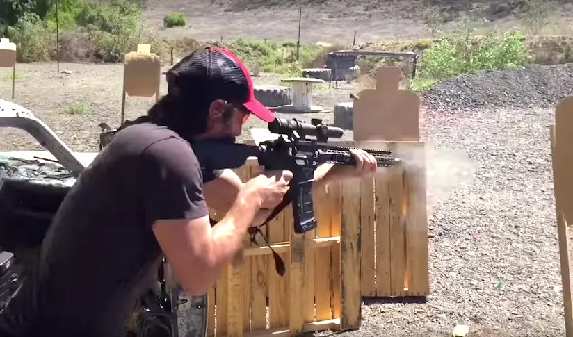Vidéo : Keanu Reeves, impressionnant sur un stand de tir