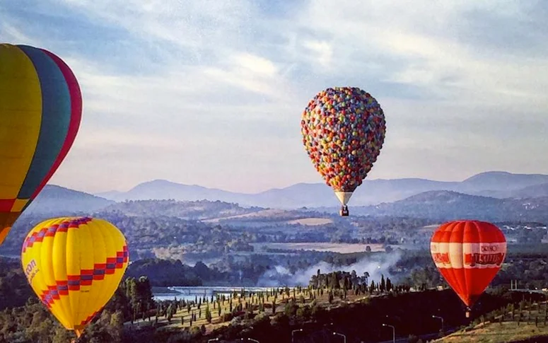 En images : une réplique de la montgolfière du film Là-haut survole l’Australie